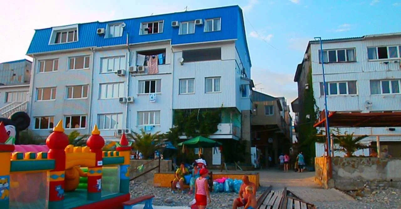 Эллинг на берегу моря
