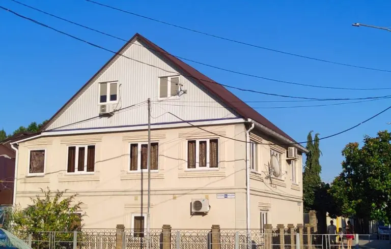 Дом под ключ в центре для семьи или 9−11 человек